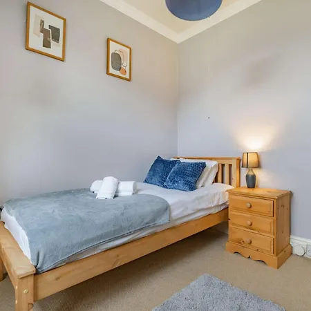 5 Bed In 86111