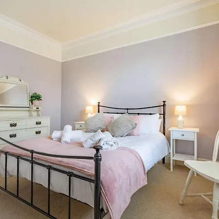 5 Bed In 86111
